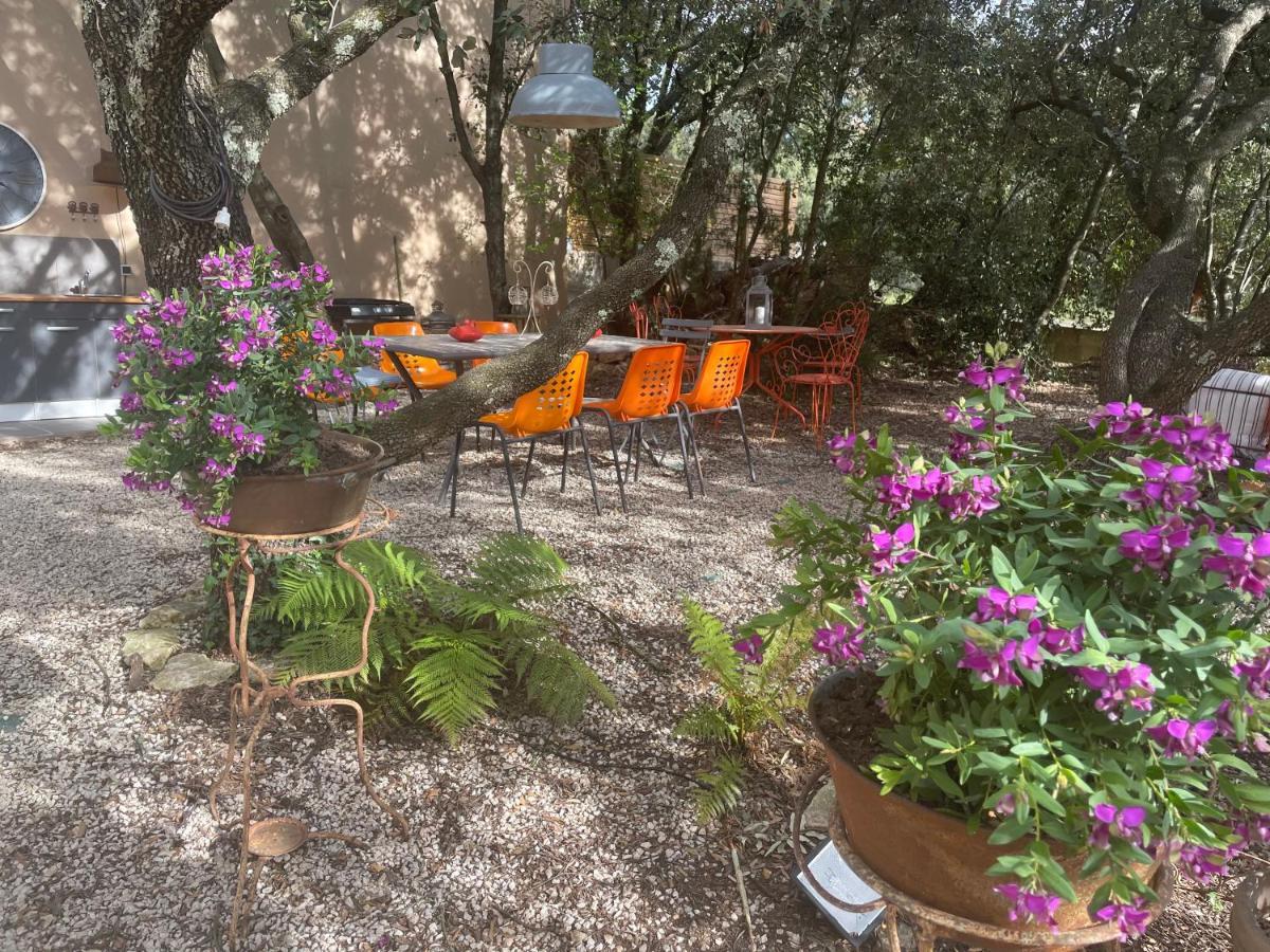 Bed and Breakfast Le Calme De La Garrigue Russan Exterior foto