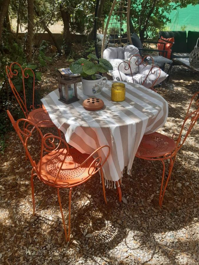 Bed and Breakfast Le Calme De La Garrigue Russan Exterior foto