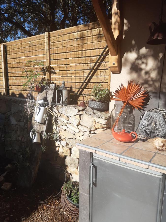 Bed and Breakfast Le Calme De La Garrigue Russan Exterior foto