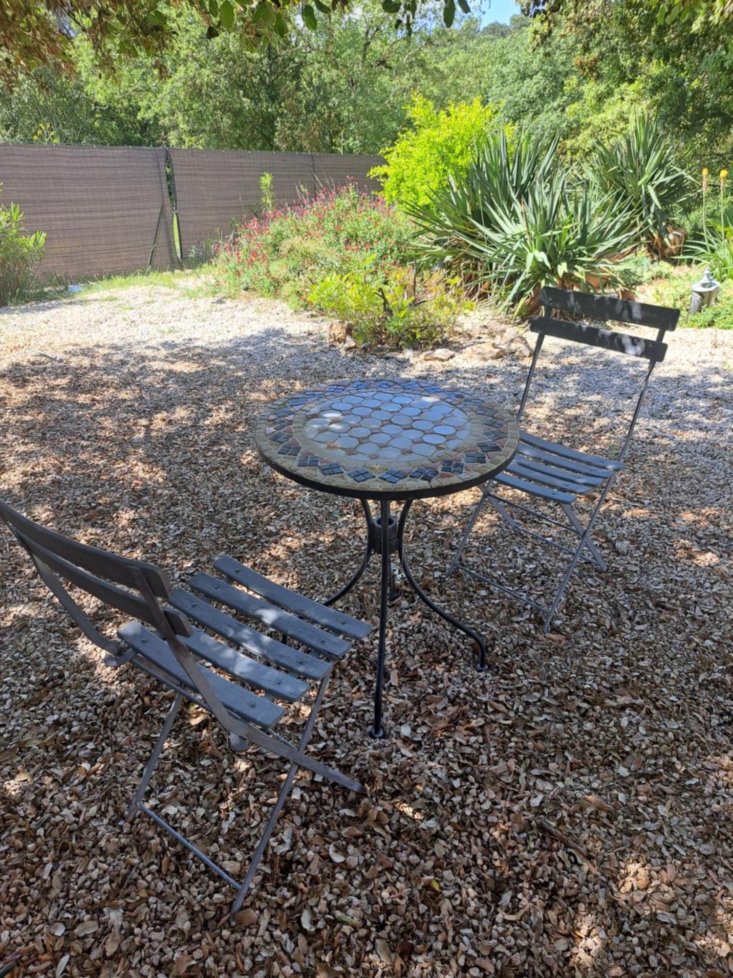 Bed and Breakfast Le Calme De La Garrigue Russan Exterior foto
