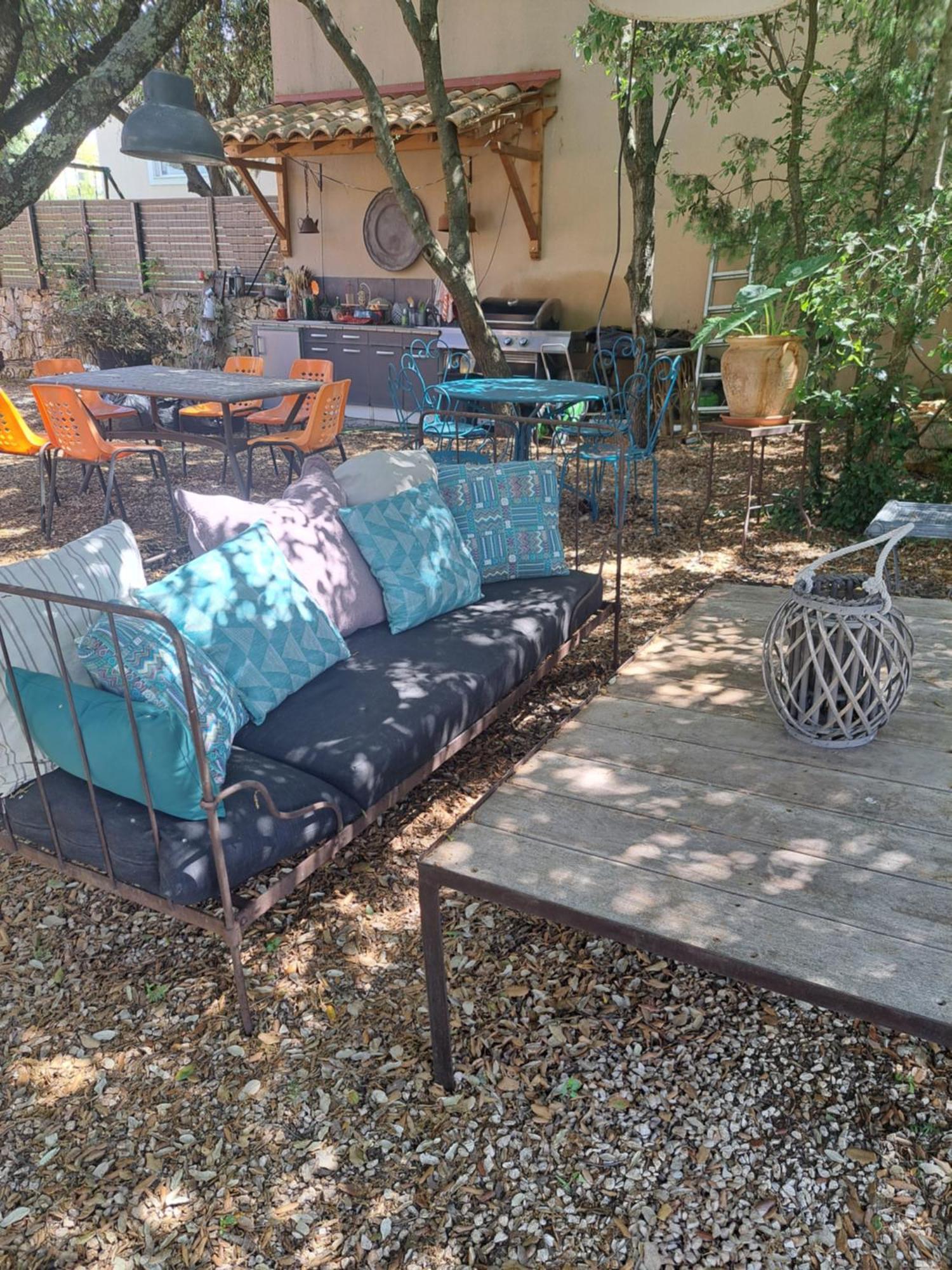 Bed and Breakfast Le Calme De La Garrigue Russan Exterior foto