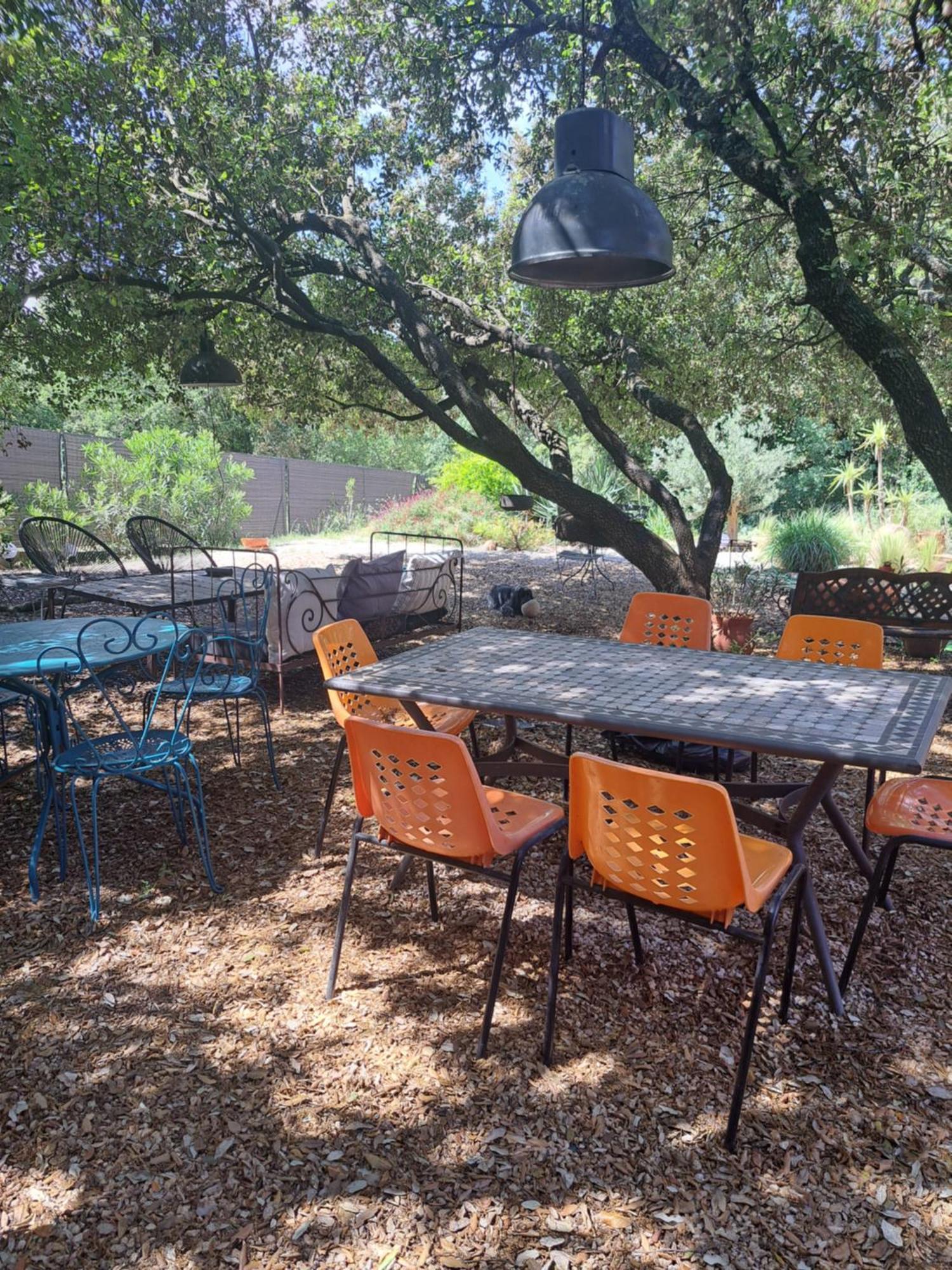 Bed and Breakfast Le Calme De La Garrigue Russan Exterior foto
