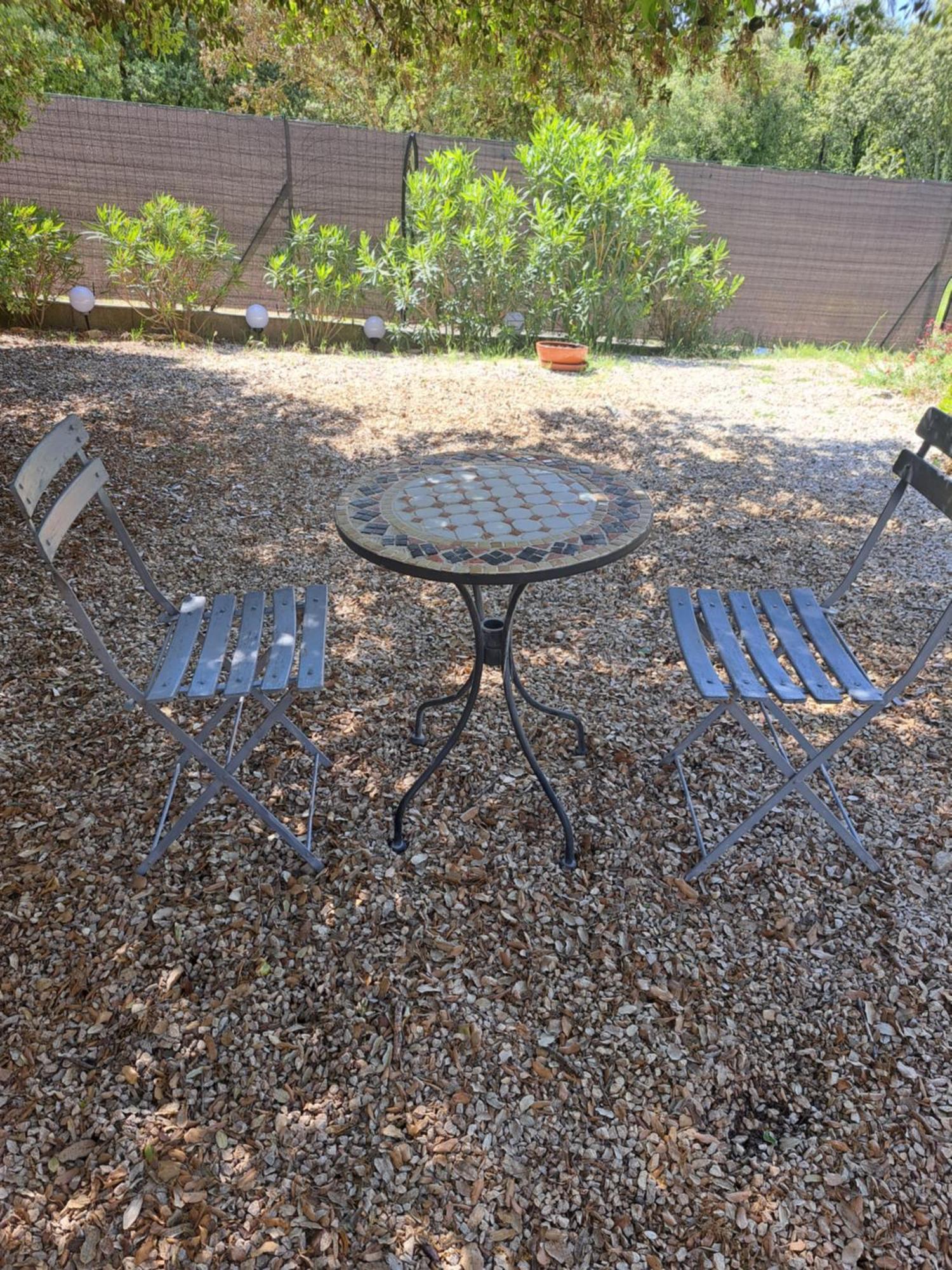 Bed and Breakfast Le Calme De La Garrigue Russan Exterior foto