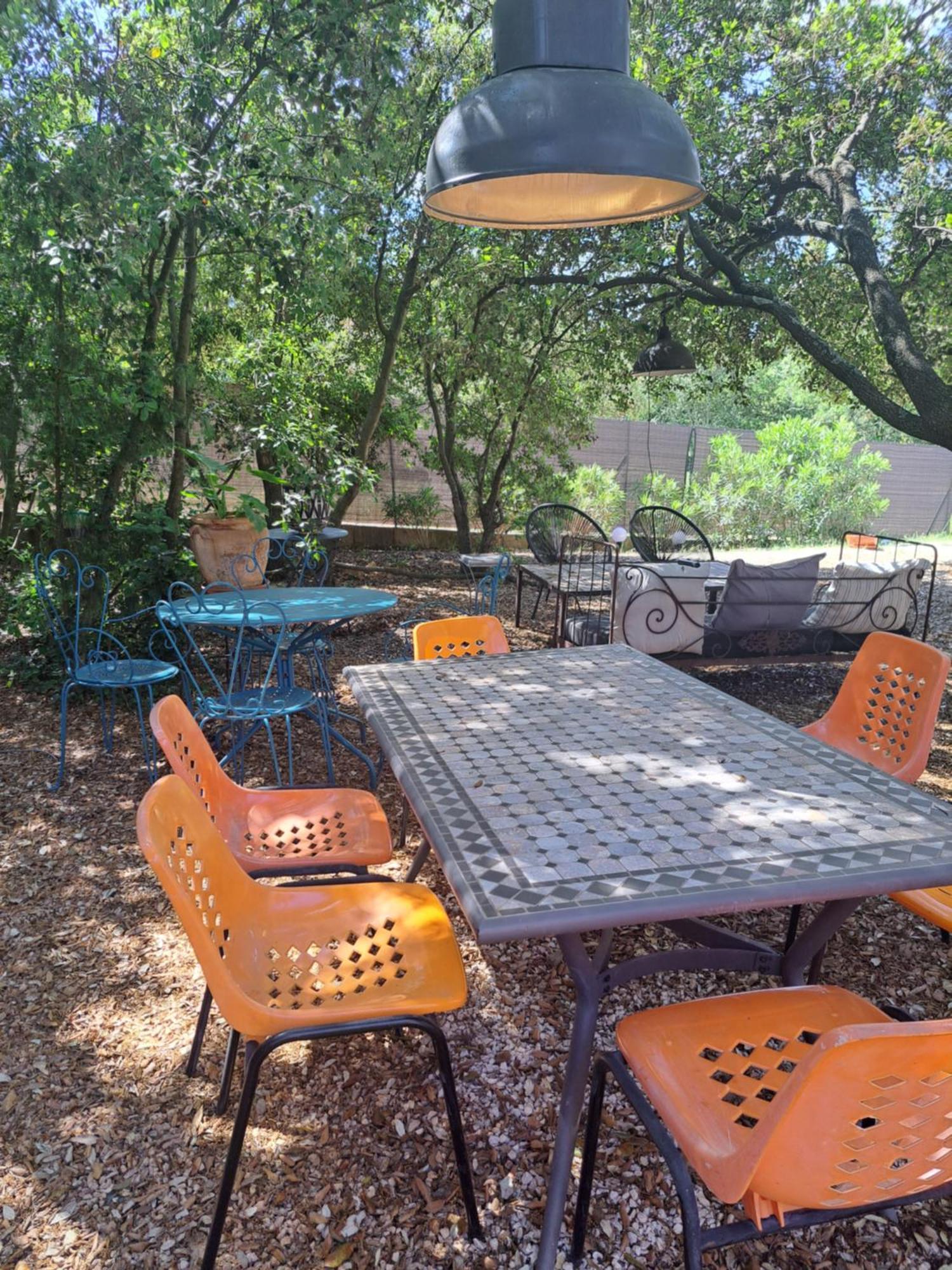 Bed and Breakfast Le Calme De La Garrigue Russan Exterior foto