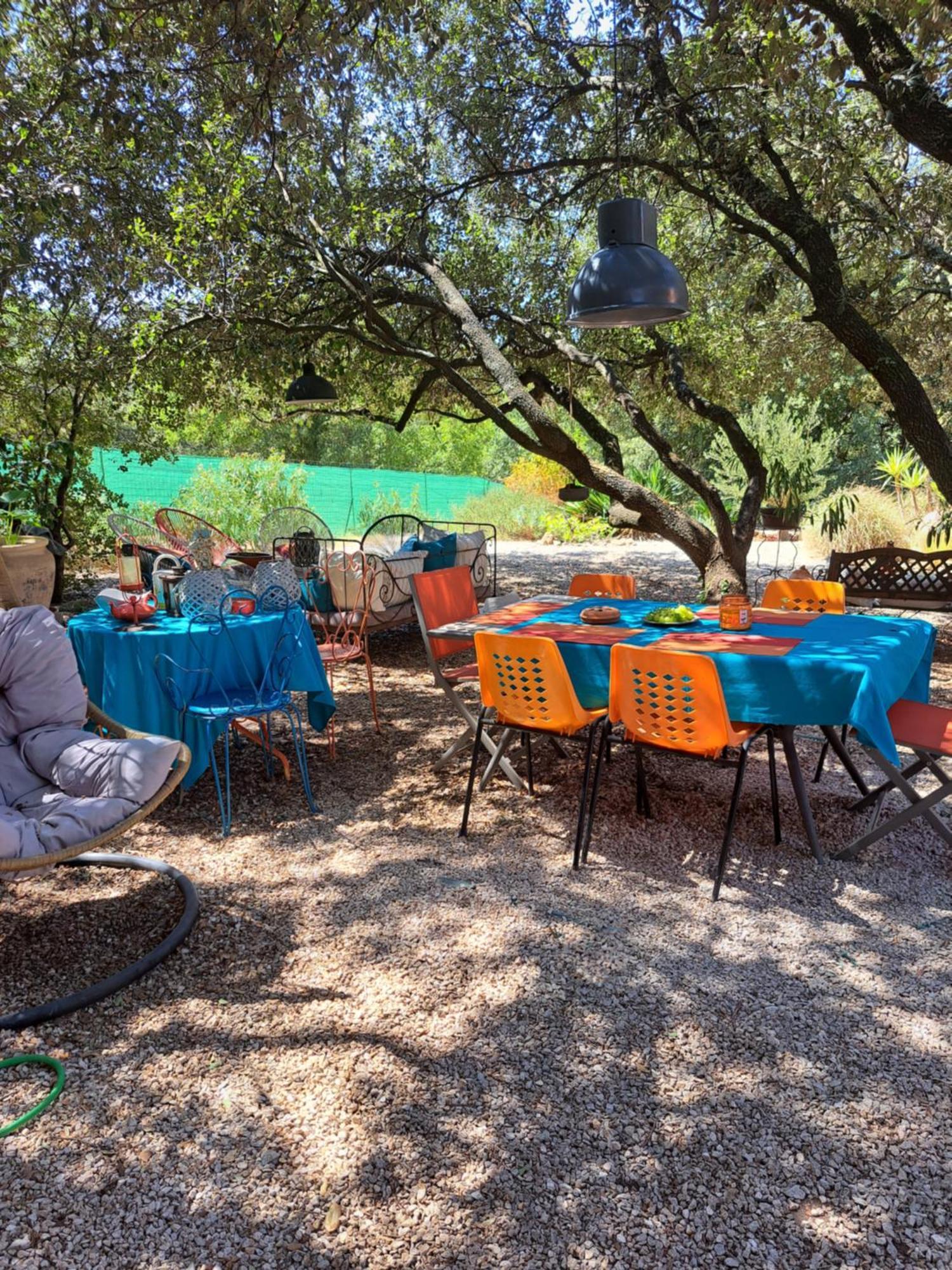 Bed and Breakfast Le Calme De La Garrigue Russan Exterior foto