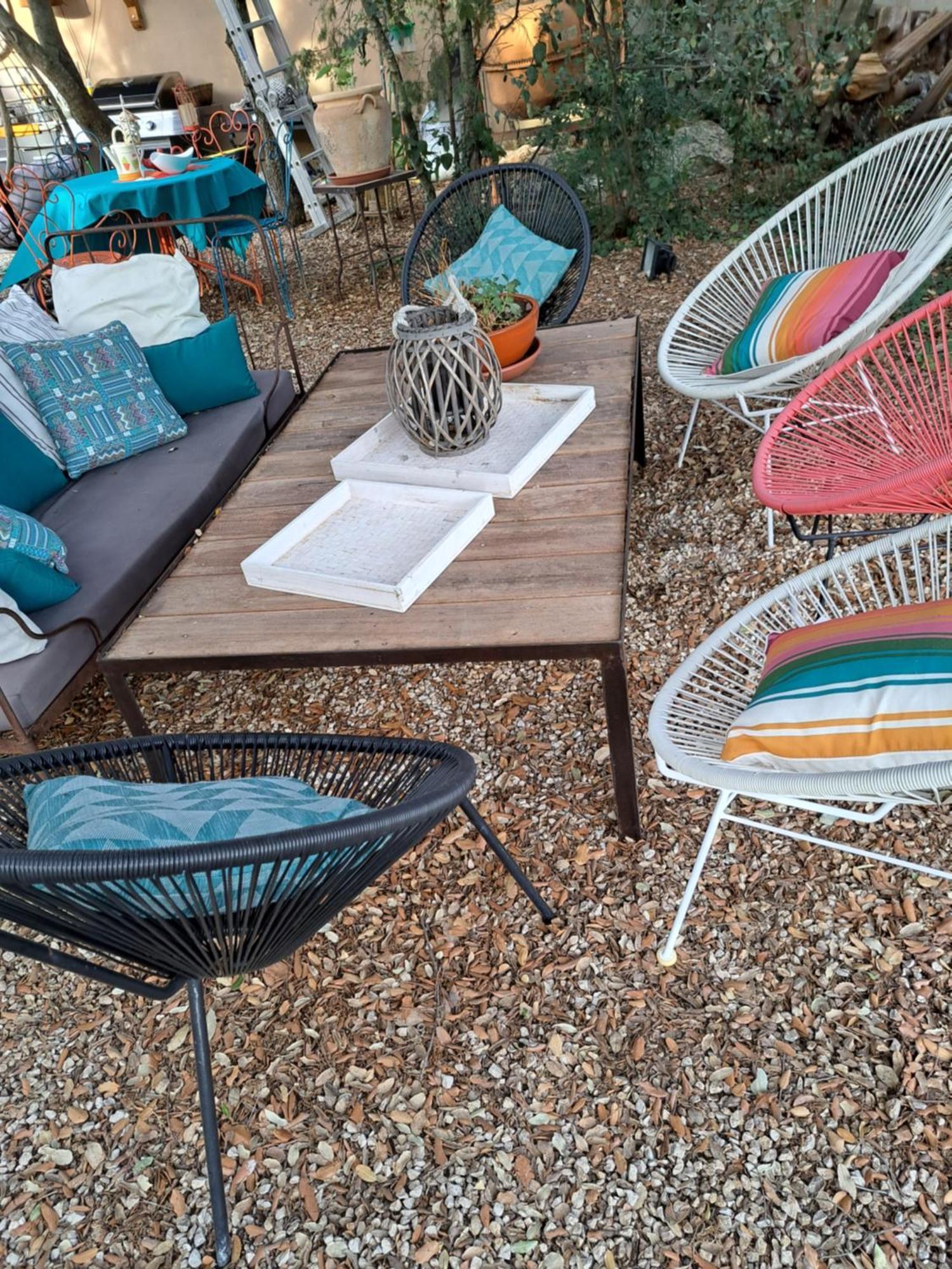 Bed and Breakfast Le Calme De La Garrigue Russan Exterior foto